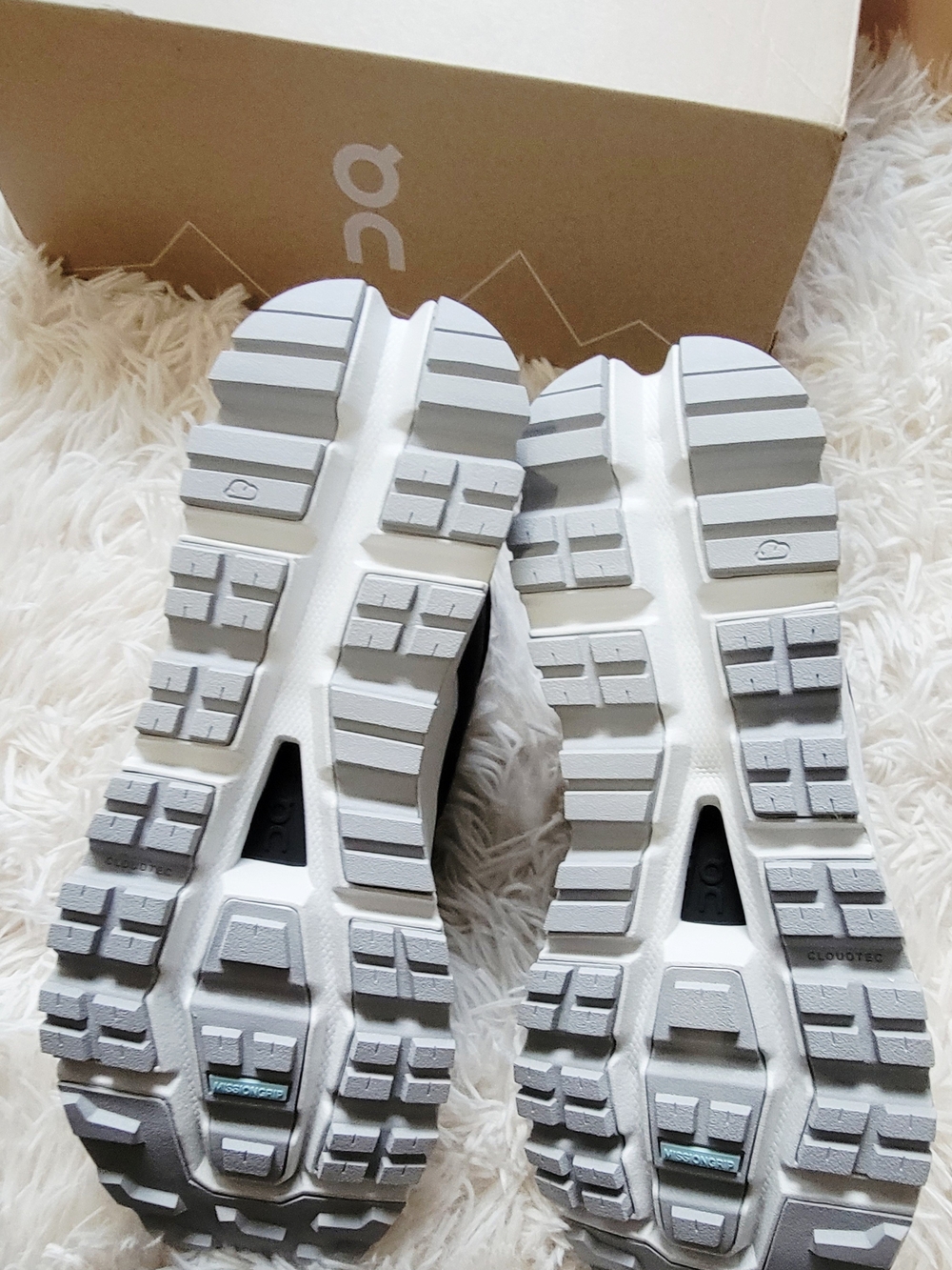 On Kid's Cloudhero Waterproof Mid-Top Trail Sneakers in Gray and White Sz Y5 - Picture 6 of 9